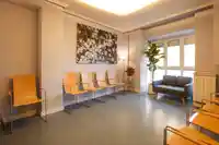 Zona de espera con luz natural en Tafalla